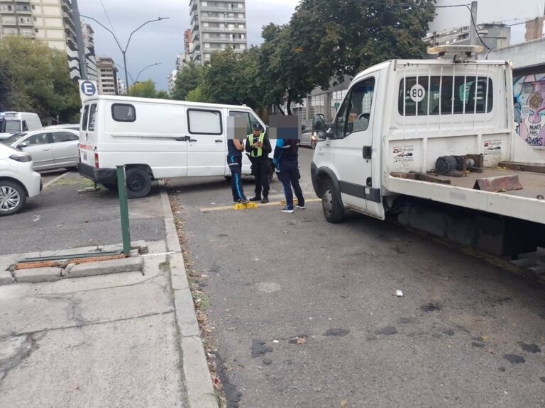 Tensión frente a Medicina: intentó pinchar con una jeringa a una inspectora