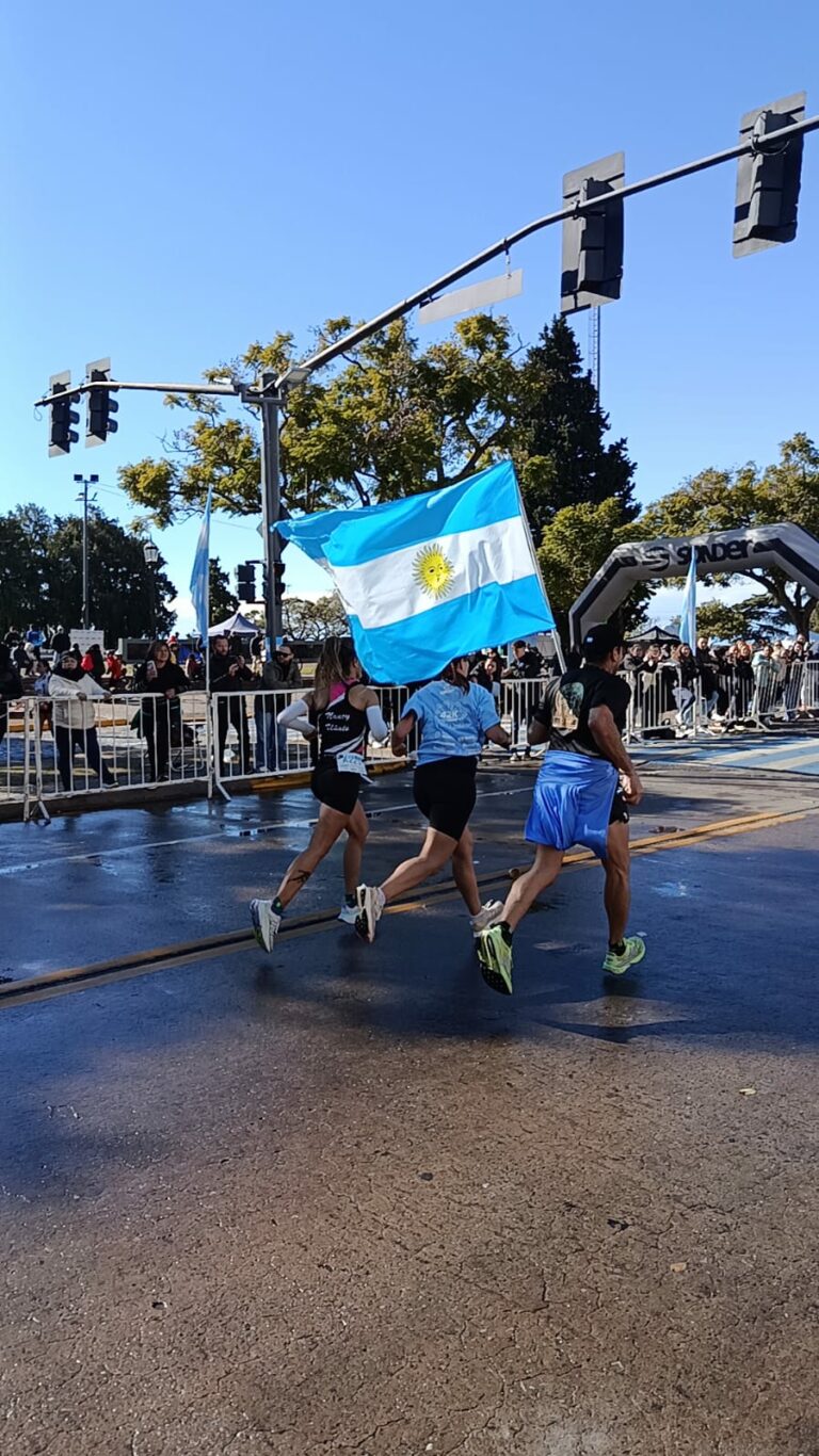 Nancy Uñate brilló en los 42K de Rosario y celebró una de sus mejores maratones