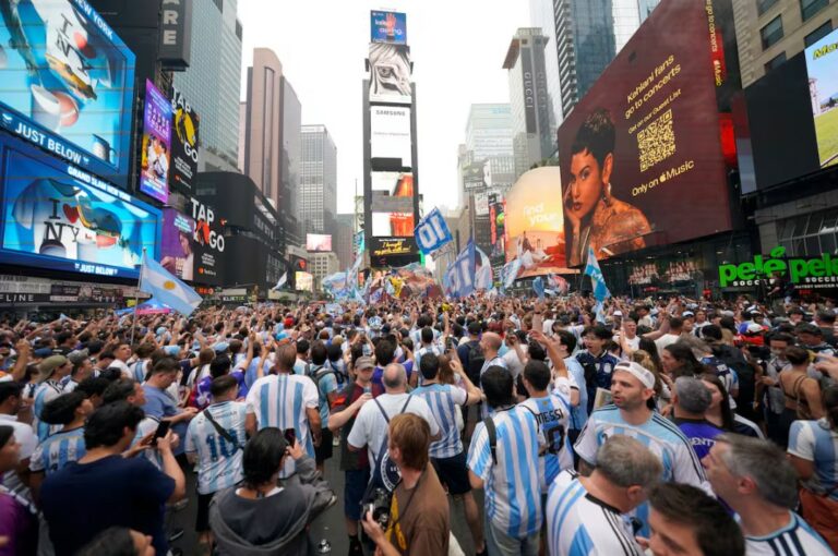 Mundial 2026:  Videos del Impresionante BANDERAZO ARGENTINO en Times Square